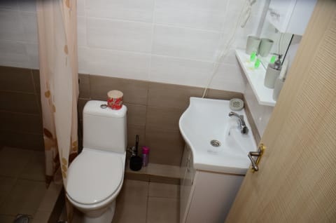 Comfort Double Room, 1 Bedroom | Bathroom | Hair dryer, slippers, towels