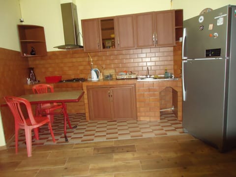 Full-size fridge, microwave, oven, stovetop