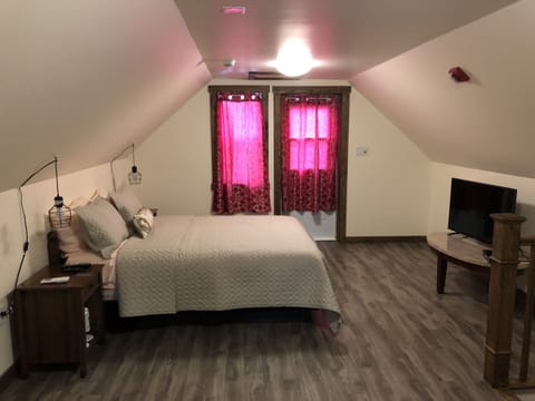 Luxury Loft, 1 Queen Bed, Private Bathroom (Pilot) | Egyptian cotton sheets, premium bedding, individually decorated