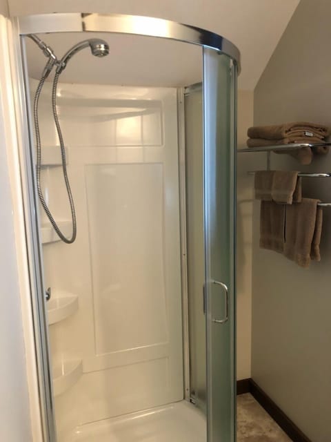 Standard Room, 1 Double Bed, Private Bathroom (Beluga) | Bathroom shower