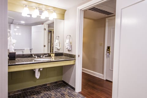 Deluxe One King | Bathroom | Shower, eco-friendly toiletries, hair dryer, towels