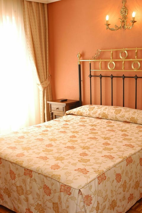 Double Room | Desk, free WiFi, bed sheets