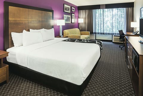 Deluxe Room, 1 King Bed, Non Smoking | Premium bedding, desk, laptop workspace, blackout drapes