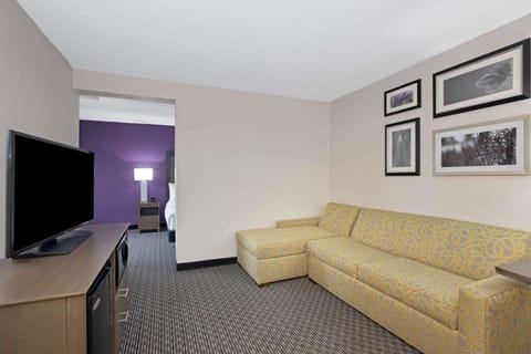 Deluxe Suite, 1 King Bed, Non Smoking | Premium bedding, desk, laptop workspace, blackout drapes