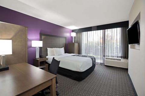 Room, 1 Queen Bed, Non Smoking | Premium bedding, desk, laptop workspace, blackout drapes
