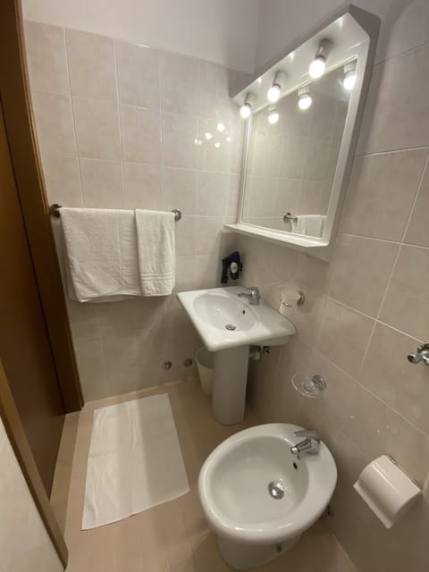 Standard Single Room | Bathroom | Shower, hair dryer, bidet, towels