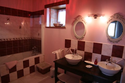 Romantic Double Room (Charme) | Bathroom | Hair dryer, bathrobes, slippers, towels