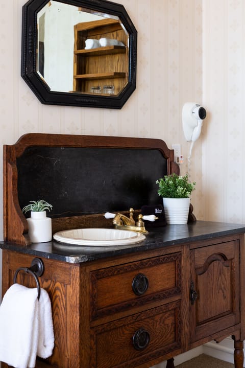 Superior Room, 1 Queen Bed | Bathroom sink