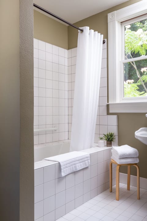 Superior Room, 1 Queen Bed | Bathroom | Shower, designer toiletries, hair dryer, towels