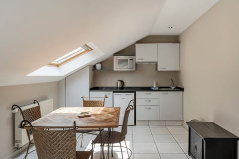 Suite | Private kitchenette | Shared fridge, microwave