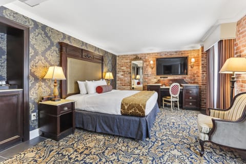 Deluxe Room, 1 King Bed | In-room safe, individually decorated, desk, blackout drapes