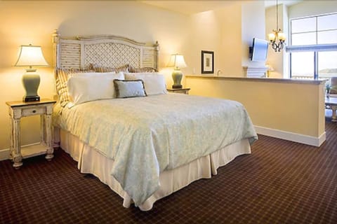 Suite, 1 King Bed (Princeton) | In-room safe, desk, free WiFi, bed sheets