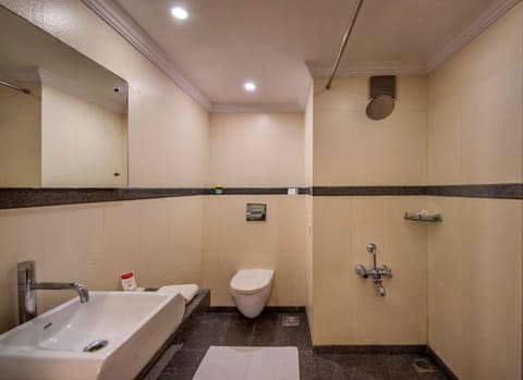 Standard Single Room | Bathroom | Shower, free toiletries, hair dryer, bathrobes