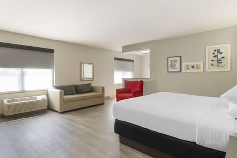 Suite, 1 Bedroom, Non Smoking | Premium bedding, down comforters, desk, laptop workspace