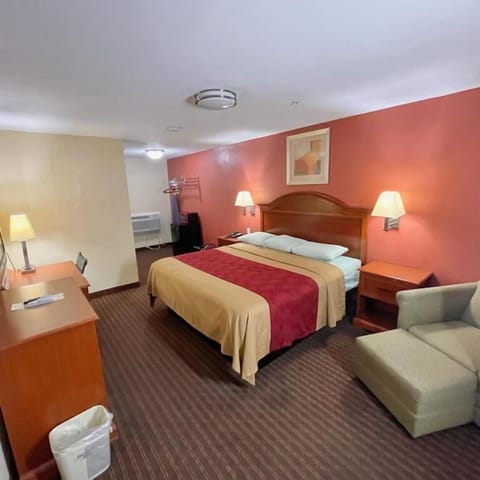 Deluxe King Room | Desk, iron/ironing board, free WiFi, bed sheets