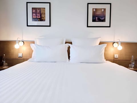 Classic Room, 1 King Bed, Non Smoking | Premium bedding, memory foam beds, in-room safe, desk