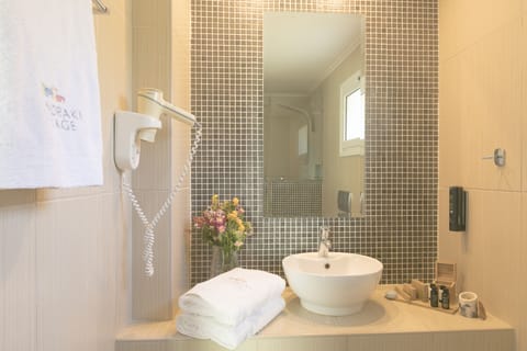 Junior Suite | Bathroom | Shower, rainfall showerhead, designer toiletries, hair dryer