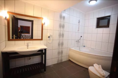 Deluxe Duplex, 1 Bedroom, Sea View | Bathroom | Shower, free toiletries, hair dryer, towels