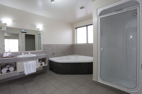 Luxury Suite, 1 Bedroom, Jetted Tub | Bathroom | Free toiletries, hair dryer, towels, soap