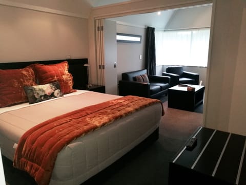 Deluxe Room, Spa bath | In-room safe, desk, iron/ironing board, free WiFi