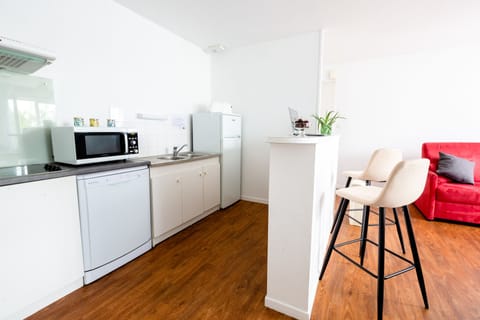 Apartment (6 personnes) | Private kitchen | Fridge, microwave, stovetop, coffee/tea maker