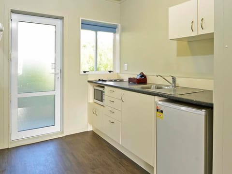 Executive Studio | Private kitchenette | Fridge, microwave, stovetop, coffee/tea maker