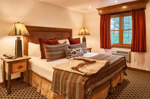 Cottage Master Suite 53 | Premium bedding, pillowtop beds, in-room safe, desk