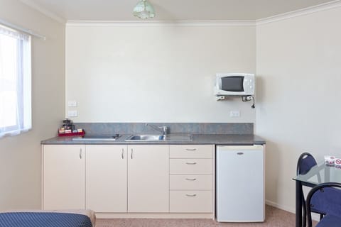 Deluxe Studio Suite, Jetted Tub | Private kitchenette | Fridge, microwave, coffee/tea maker, electric kettle