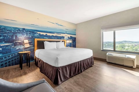 Executive King Corner Studio Suite | 1 bedroom, premium bedding, pillowtop beds, in-room safe