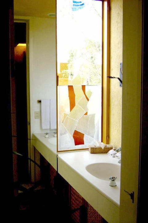 Junior Suite | Bathroom | Shower, free toiletries, hair dryer, towels