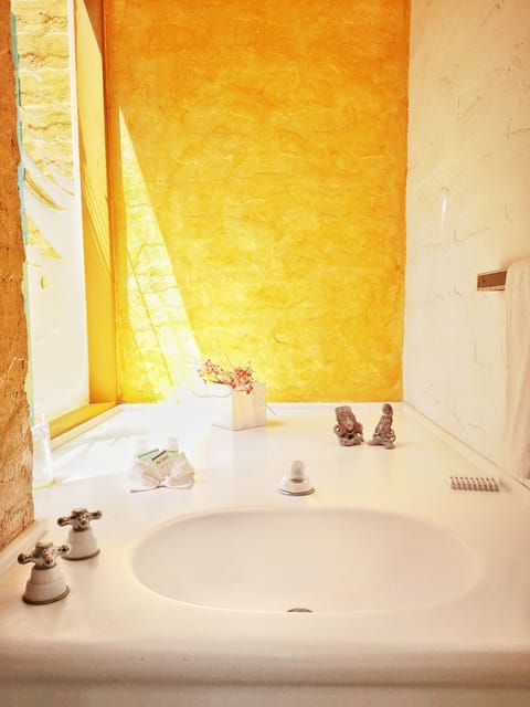 Standard Room | Bathroom | Shower, free toiletries, hair dryer, towels