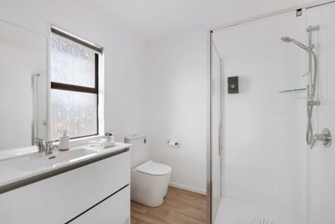 Premium Apartment, 3 Bedrooms | Bathroom | Shower, free toiletries, hair dryer, bathrobes