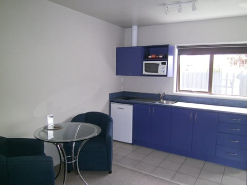 Studio with Spa Bath | Private kitchen | Fridge, microwave, stovetop, coffee/tea maker