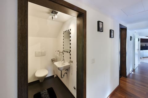 Deluxe Penthouse Suite mit Panoramablick | Minibar, in-room safe, desk, laptop workspace