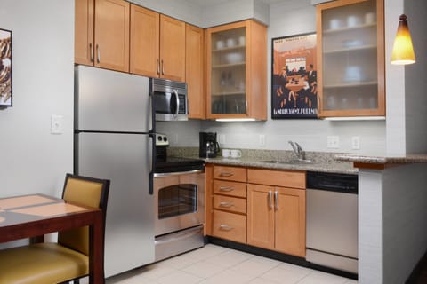 Full-size fridge, microwave, stovetop, dishwasher