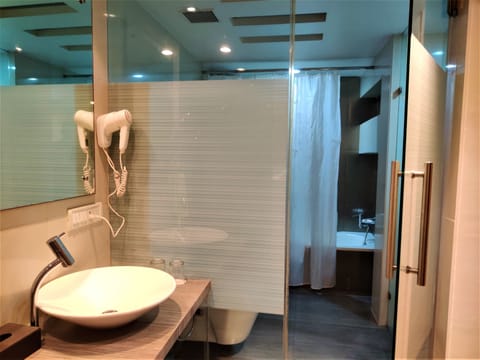 Deluxe Room | Bathroom | Free toiletries, hair dryer, towels