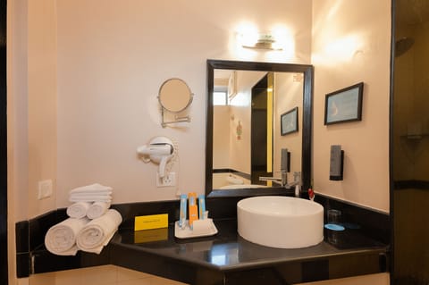 Studio Suite | Bathroom | Shower, rainfall showerhead, free toiletries, hair dryer