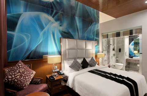 Premium Suite | Premium bedding, minibar, in-room safe, desk