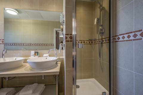 Combined shower/tub, deep soaking tub, free toiletries, hair dryer