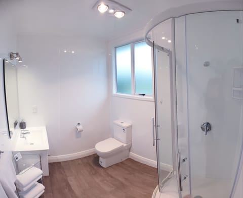 Apartment, 2 Bedrooms - Prepaid | Bathroom | Shower, free toiletries, hair dryer, towels