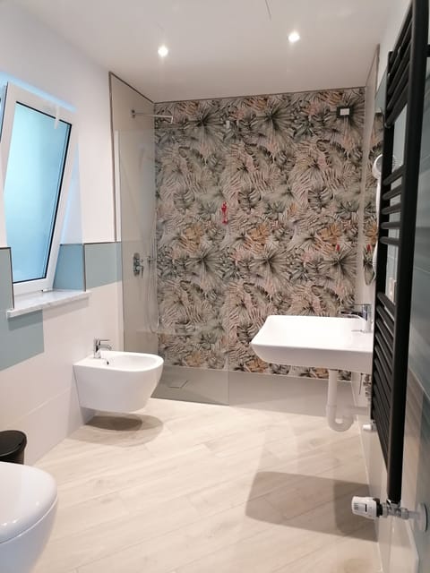 Classic Triple Room | Bathroom | Shower, hair dryer, bidet, towels