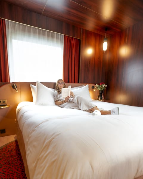 Deluxe Room, 1 King Bed | Premium bedding, pillowtop beds, free minibar items, in-room safe