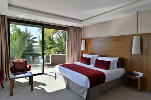 Premium Room (Garden View) | Minibar, in-room safe, individually decorated, individually furnished