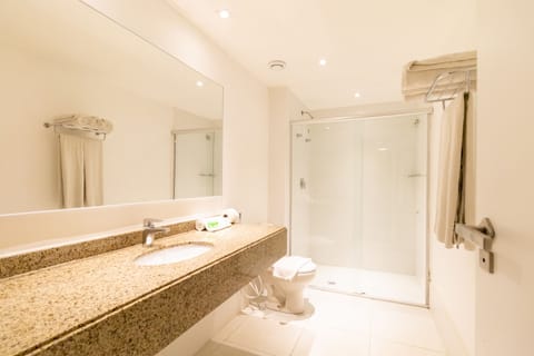 Family Room | Bathroom | Shower, free toiletries, hair dryer, towels