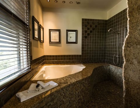 Fitzgerald | Bathroom | Separate tub and shower, jetted tub, rainfall showerhead