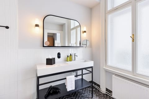 Classic Single Room | Bathroom | Hair dryer, towels, soap, shampoo