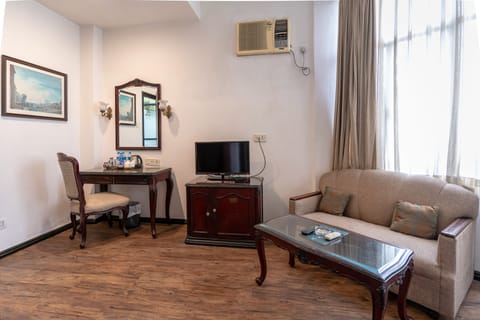 Executive Double Room | Living area | 32-inch LED TV with satellite channels, fireplace