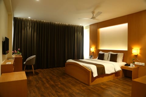 Deluxe Double Room | In-room safe, desk, soundproofing, rollaway beds