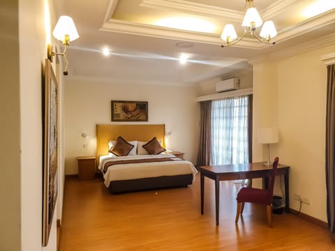 Junior Suite | Minibar, in-room safe, free WiFi, bed sheets