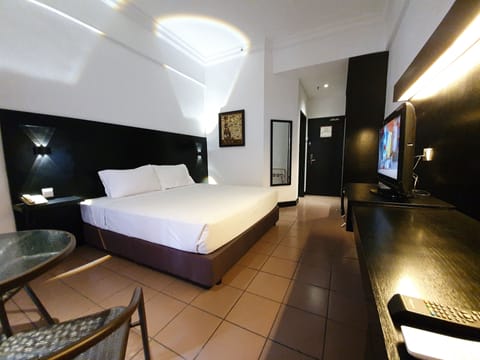 Deluxe Room | Minibar, in-room safe, free WiFi, bed sheets
